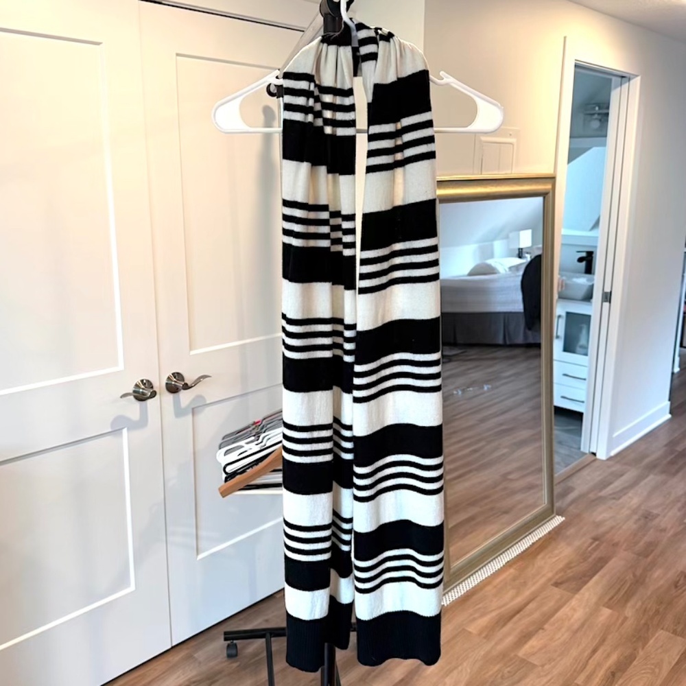 Black & White Wrap Scarf - EUC